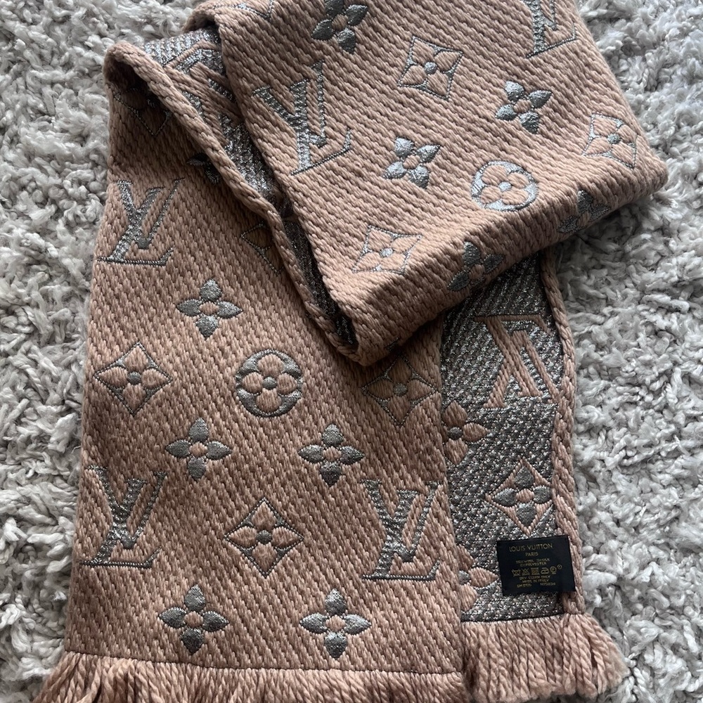Louis Vuitton Monogram Reversible Knit Scarf in Dusty Rose & Silver